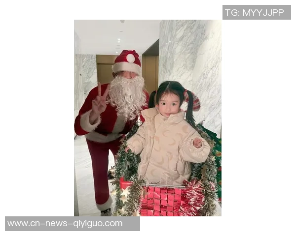 亲子装亮相塔图姆分享圣诞节与萌娃Duece的温馨时刻